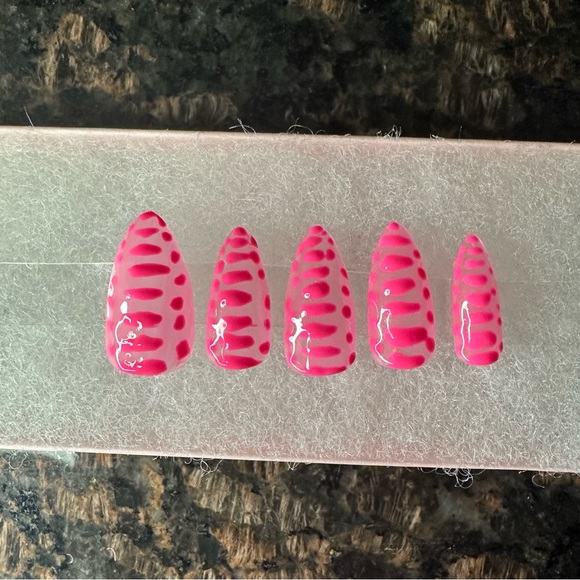 “Gator Tail”🐊 Press On Set by LoveScottiNails - Picture 3 of 13